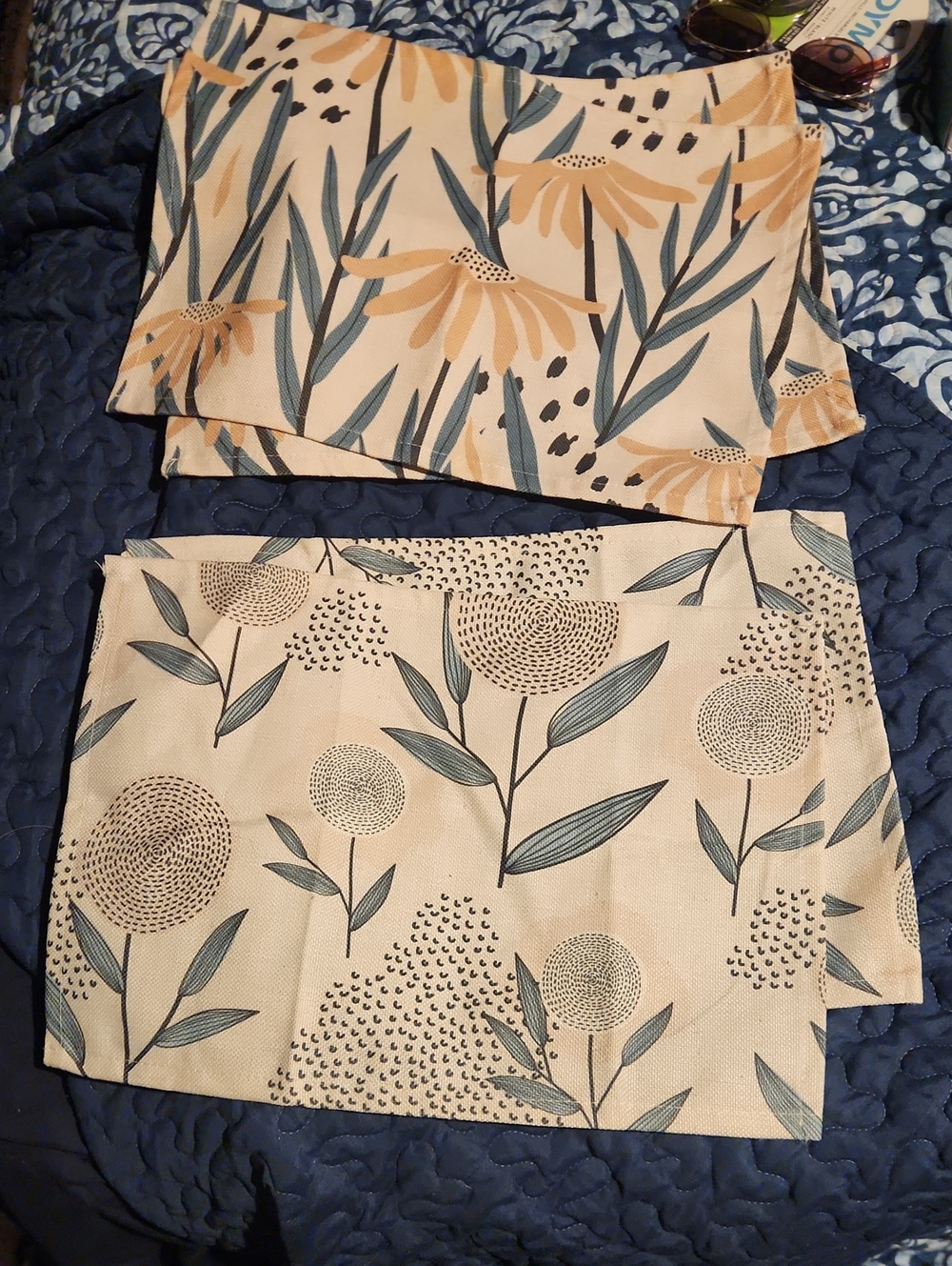 Set Of 4 Placemats With 2  Coordinating Designs